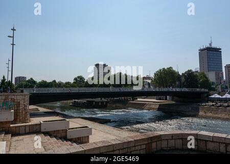 Nis, Serbia - 14 agosto 2021 Ponte di vetro sul fiume Nisava pieno di persone nella città di Nis centro in un giorno d'estate Foto Stock