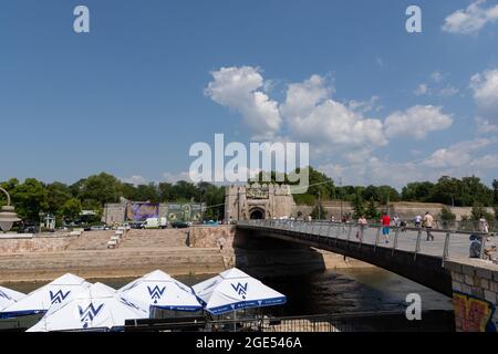 Nis, Serbia - 14 agosto 2021 moderno ponte sul fiume Nisava con la gente nella città di Nis centro in una giornata estiva Foto Stock