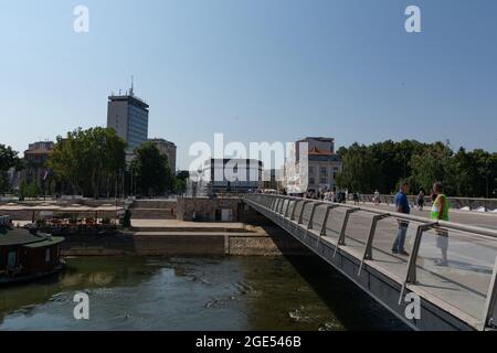 NIS, Serbia - 14 agosto 2021 nuovo ponte sul fiume Nisava con la gente nella città di Nis centro in un giorno estivo Foto Stock