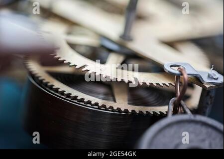 I movimenti di ottone di un antico orologio da mantello. Foto Stock