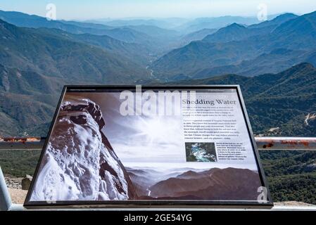 Vista dalla roccia di Moro con la biforcazione centrale del fiume Kaweah e il suo canyon circondato dalla foresta. Un segno interpretativo in primo piano spiega. Foto Stock