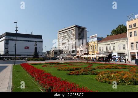 NIS, Serbia - 14 agosto 2021 Centro della città di NIS e bellissimo parco con fiori rossi e erba verde in una giornata estiva di sole Foto Stock