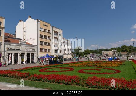 Nis, Serbia - 14 agosto 2021 Parco e vecchie case con una passeggiata nella città di Nis in una giornata estiva soleggiata Foto Stock