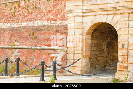 ingresso ad un castello di pietra con un grande cancello attraverso un ponte a catene. BELGRAD, Serbia Foto Stock