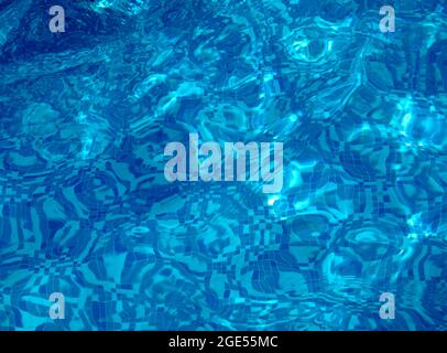 particolare di una piastrella a mosaico in ceramica blu in una piscina con acqua Foto Stock