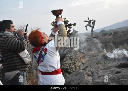 Uno sciamano indigeno esegue un rituale ai quattro punti cardinali prima dell'alba sul solstizio invernale. Foto Stock