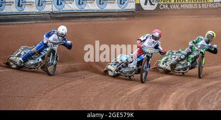 MANCHESTER, REGNO UNITO. IL 16 AGOSTO Steve Worrall (Red) guida Charles Wright (Yellow) e Richard Lawson (White) durante le finali sportive British Speedway presso il National Speedway Stadium di Manchester lunedì 16 agosto 2021. (Credit: Ian Charles | MI News) Credit: MI News & Sport /Alamy Live News Foto Stock