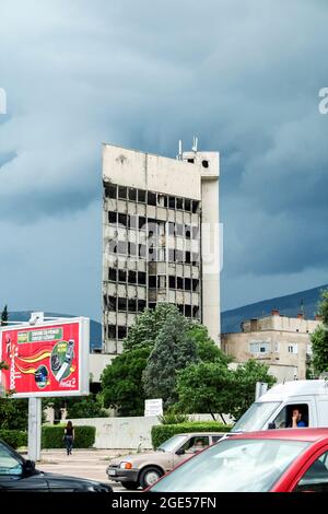 Immagine della torre di cecchino di Mostar, Bosnia-Erzegovina, danneggiata dalla guerra civile del 1991-1995, ex edificio bancario. Foto Stock