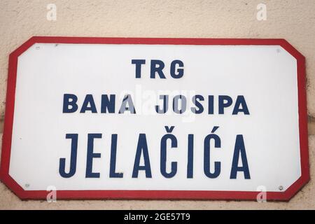 Immagine del cartello stradale Trg Bana Jelacica a Zagabria. Piazza Ban Jelacic è la piazza centrale della città di Zagabria, Croazia, che prende il nome da Ban Josip Foto Stock