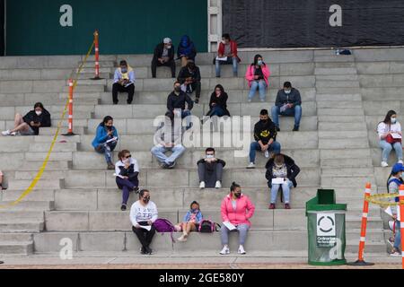 Bogota, Colombia il 16 agosto 2021. Le persone attendono la prima dose del vaccino AstraZenca COVID-19 poiché le persone di età compresa tra i 20 e i 24 anni iniziano la fase di vaccinazione contro la nuova malattia di Coronavirus con il vaccino AstraZeneca COVID-19 a Bogotà, Colombia, il 16 agosto 2021. Credit: Long Visual Press/Alamy Live News Foto Stock