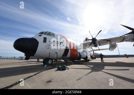 Un membro dell'equipaggio esegue un'ispezione su un aeromobile Hercules HC-130 fuori dalla stazione aerea della Guardia Costiera Elizabeth City, 18 maggio 2021, a Elizabeth City, North Carolina. La stazione aerea si stava preparando a condurre un esercizio di ricerca e salvataggio in servizio congiunto con la Marina, i Marines e l'Aeronautica militare al fine di testare le capacità di comunicazione in caso di risposta in servizio congiunto. (STATI UNITI Coast Guard foto di Petty Officer 3° Classe Breanna Centeno/rilasciato). Foto Stock