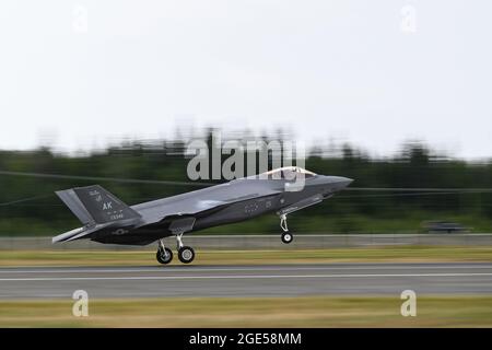 Erik "Speedy" Gonsalves, 33th Fighter Wing capo dei programmi avanzati, decollerà il 10 agosto 2021 alla base dell'aeronautica Eielson, Alaska. I piloti del 58o Fighter Squadron si sono recati a Eielson AFB per sostenere i requisiti di formazione finale per i piloti studenti nel corso base F-35A Lightning II di Eglin AFB, Florida. (STATI UNITI Air Force foto di Senior Airman Heather LeVeille) Foto Stock