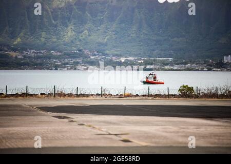 Il personale militare degli Stati Uniti con la base del corpo dei Marine Hawaii Provost, l'ufficio del Marshal e le operazioni di Waterfront postano la sicurezza su un'imbarcazione marina durante il letale Breeze 2021, MCBH, 10 agosto 2021. Lethal Breeze è un esercizio che dimostra la capacità della base di rispondere, comunicare e coordinare efficacemente le operazioni in più posizioni durante un incidente dinamico. (STATI UNITI Marine Corps foto di Lance CPL. Brandon Aultman) Foto Stock