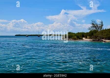 Una vista di alcune barche dalla spaccatura su Caye Caulker, Belize Foto Stock