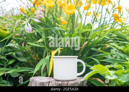 White Mug mockup con bokeh verde natura. Foto Stock