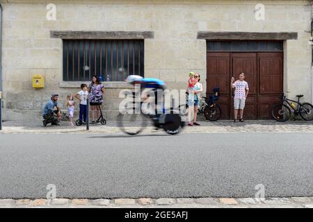 Etouvelles, Francia. 15 agosto 2020. I residenti di Etouvelles allietano il pilota durante la prova a tempo.la seconda tappa del Tour de l'Avenir 2021 è una prova a tempo di squadra in un circuito intorno alla città di Laon il 15 agosto. Tour de l'Avenir è una gara ciclistica che si svolge dal 13 al 22 agosto 2021 e riservata ai ciclisti di età inferiore ai 23 anni. Il vincitore della seconda prima tappa è il team olandese. Credit: SOPA Images Limited/Alamy Live News Foto Stock