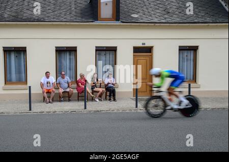 Etouvelles, Francia. 15 agosto 2020. I residenti di Etouvelles guardano un solista della squadra slovena durante la prova a tempo. La seconda tappa del Tour de l'Avenir 2021 è una prova a tempo di squadra in un circuito intorno alla città di Laon il 15 agosto. Tour de l'Avenir è una gara ciclistica che si svolge dal 13 al 22 agosto 2021 e riservata ai ciclisti di età inferiore ai 23 anni. Il vincitore della seconda prima tappa è il team olandese. Credit: SOPA Images Limited/Alamy Live News Foto Stock