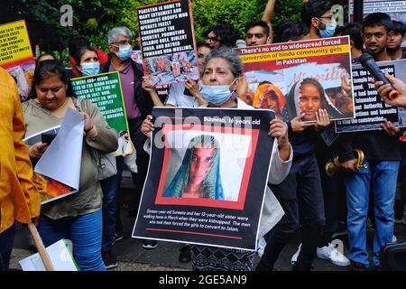 Londra, Regno Unito. Gli indù protestano al di fuori dell'alta Commissione pakistana contro la discriminazione religiosa delle minoranze. Foto Stock