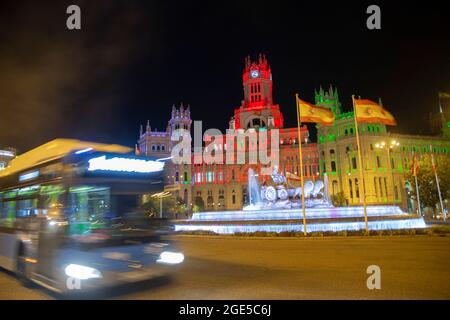 Il comune di Madrid illumina stasera la fontana di Cibele con i colori della bandiera afgana in solidarietà con la popolazione di questo paese dopo che la sua capitale, Kabul, è caduta nelle mani dei talebani, come ha spiegato il sindaco di Madrid, José Luis Martínez Almeida sulle sue reti sociali, dove si è concentrato sulle donne afghane e sulla necessità di garantire i loro diritti. Questo non è il primo gesto che il comune della capitale ha con questo popolo dopo la rapida conquista dei talebani, poiché questa mattina il vice sindaco, Begoña Villacís, ha annunciato che 25 posti del temporaneo Foto Stock