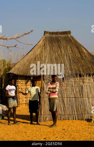 Capanne con tetto in paglia e persone provenienti dalla striscia di Caprivi, Namibia Foto Stock