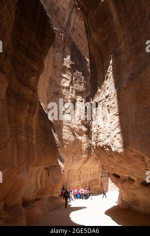 Siq, Petra, Giordania, Medio Oriente. Il Siq è una naturale spaccatura nella roccia che forma un passaggio attraverso la 'Città nascosta di Petra'. Qui possiamo Foto Stock