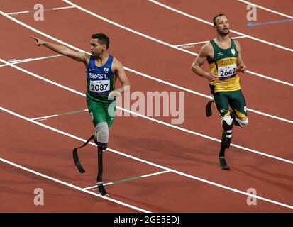 File photo datato 02-09-2012 del brasiliano Alan Fonteles Cardoso Oliveira vince Gold nella finale Mens 200m - T44 davanti a Oscar Pistorius (a destra) del Sudafrica allo Stadio Olimpico di Londra. Data di emissione: Martedì 17 agosto 2021. Foto Stock