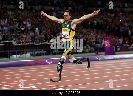 File photo datato 08-09-2012 dell'Oscar Pistorius del Sud Africa celebra la vittoria dell'oro nel 400 m T44 degli uomini allo stadio olimpico di Londra. Data di emissione: Martedì 17 agosto 2021. Foto Stock