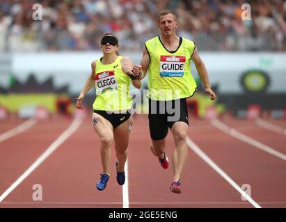 File foto datata 21-07-2018 di Elizabeth Clegg in Gran Bretagna e guida in azione durante il T11 delle Donne 200m durante il giorno uno dei Muller Anniversary Games al Queen Elizabeth Stadium, Londra. Data di emissione: Martedì 17 agosto 2021. Foto Stock