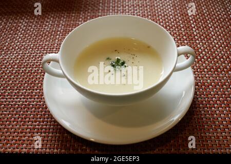 Nagano, Giappone, 2021-12-08, zuppa di patate fredde servita come colazione in un ristorante. Cremoso e delizioso. Foto Stock