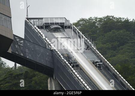 Nagano, Giappone, 2021-10-08 , Atleta si prepara per il salto al Nagano Ski Jump, che ospita le olimpiadi invernali del 2018. Foto Stock