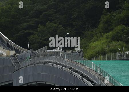 Nagano, Giappone, 2021-10-08 , Athlete jumping al Nagano Ski Jump, che ospita le olimpiadi invernali del 2018. Foto Stock