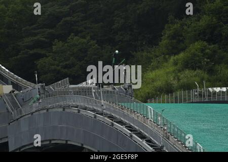 Nagano, Giappone, 2021-10-08 , Athlete jumping al Nagano Ski Jump, che ospita le olimpiadi invernali del 2018. Foto Stock