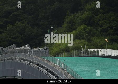 Nagano, Giappone, 2021-10-08 , Athlete jumping al Nagano Ski Jump, che ospita le olimpiadi invernali del 2018. Foto Stock