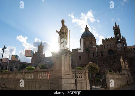 Palermo, Italia. 17 luglio 2021. Il sole tramonta dietro la cattedrale di Palermo. Credit: Sebastian Kahnert/dpa-Zentralbild/dpa/Alamy Live News Foto Stock
