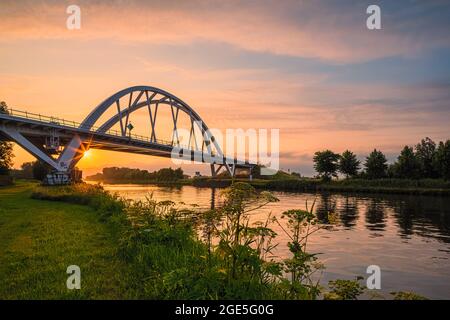 Il ponte Walfridus, ai margini della zona industriale De Hoogte, è un ponte ferroviario a nord di Groningen sul canale Van Starkenborgh e la N Foto Stock