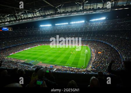 Campo di calcio e pubblico allo stadio Nou Camp, Barcellona Foto Stock