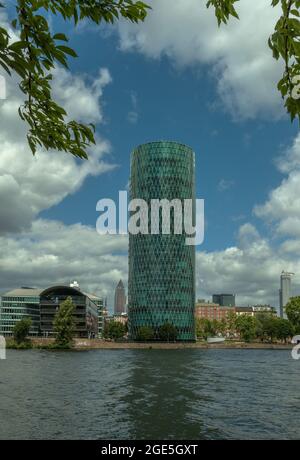 Westhafen Tower e appartamenti privati a Francoforte, Germania Foto Stock