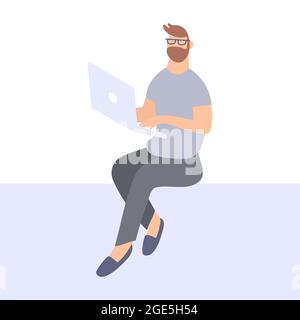 Uomo hipster lavoro su laptop.Programmer sul lavoro remoto, a distanza e-learning o online training.Guy sviluppatore con occhiali con notebook. Raster Foto Stock