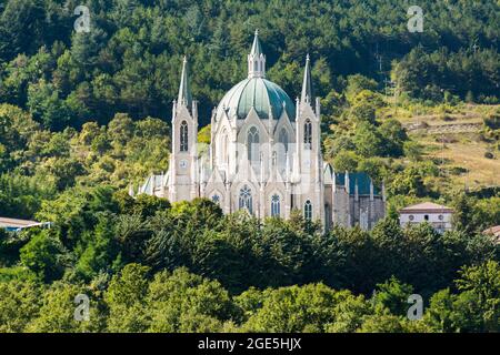 Basilica Santuario di Maria Santissima Addolorata, è un moderno-giorno santuario situato nel parco del Matese, vicino Isernia Foto Stock