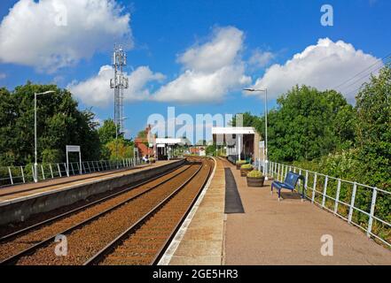 Una vista della stazione ferroviaria di Hoveton e Wroxham tra Sheringham e Norwich sulla linea di Bittern a Hoveton, Norfolk, Inghilterra, Regno Unito. Foto Stock