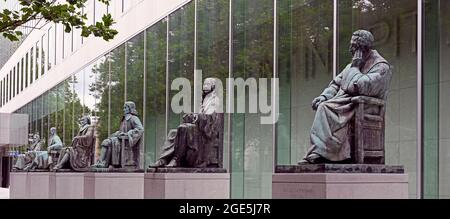 den haag, paesi bassi - 2021.08.06: statue di rinomati giuristi olandesi di fronte all'edificio della corte suprema dei paesi bassi su korte voorho Foto Stock