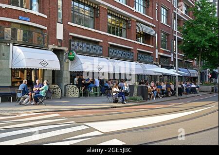 rotterdam - olanda - 2021.08.05: la gente gode di una piacevole e calda serata estiva al cafe loos sulla westerstraat-- [credit: joachim affeldt - larg Foto Stock