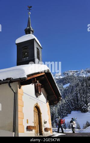 FRANCIA, SAVOIA (73) BEAUFORTAIN, VILLAGGIO E FRAZIONE DI ARECHES-BEAUFORT, CAPPELLA DI BOUDIN FRAZIONE, RACCHETTE DA NEVE Foto Stock