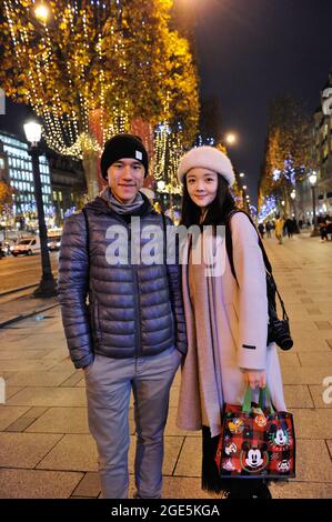 FRANCIA, PARIGI (75) 8 ° ARRONDISSEMENT, CHAMPS-ELYSEES AVENUE AL TEMPO DI NATALE, COPPIA TURISTICA DA TAIWAN Foto Stock