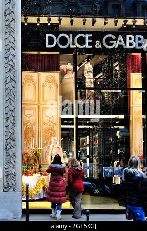 FRANCIA, PARIGI (75) 8 ° ARRONDISSEMENT, MONTAIGNE AVENUE AL TEMPO DI NATALE, DOLCE & GABBANA NEGOZIO DI MODA DI LUSSO Foto Stock