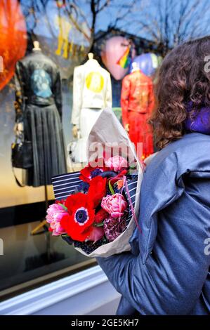 FRANCIA, PARIGI (75) 8 ° ARRONDISSEMENT, MONTAIGNE AVENUE AL TEMPO DI NATALE, DIOR NEGOZIO DI MODA DI LUSSO Foto Stock