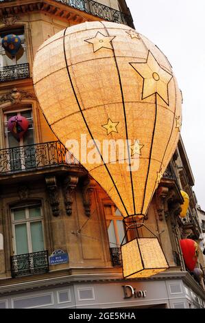 FRANCIA, PARIGI (75) 8 ° ARRONDISSEMENT, MONTAIGNE AVENUE AL TEMPO DI NATALE, DIOR NEGOZIO DI MODA DI LUSSO Foto Stock