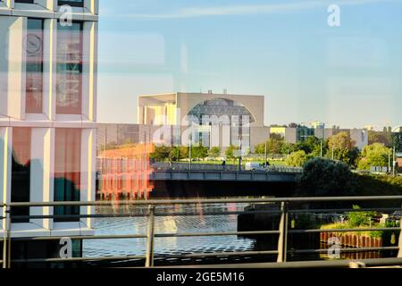 Berlino, Germania. 12 agosto 2021. Vista dall'IC mobile 2949 all'ufficio del cancelliere alla luce del mattino. Credit: Stefan Jaitner/dpa/Alamy Live News Foto Stock