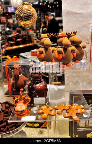 FRANCIA, PARIGI (75) 9 ° ARRONDISSEMENT, RUE DU FAUBOURG MONTMARTRE AL TEMPO DI NATALE, UNA STORICA CIOCCOLATERIA LA MERE DE FAMILLE Foto Stock