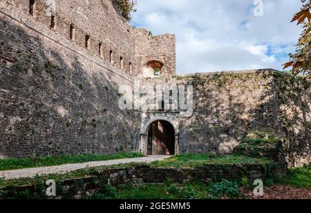 Le mura della città di Ioannina, in Grecia. Le mura risalgono all'epoca bizantina. Foto Stock